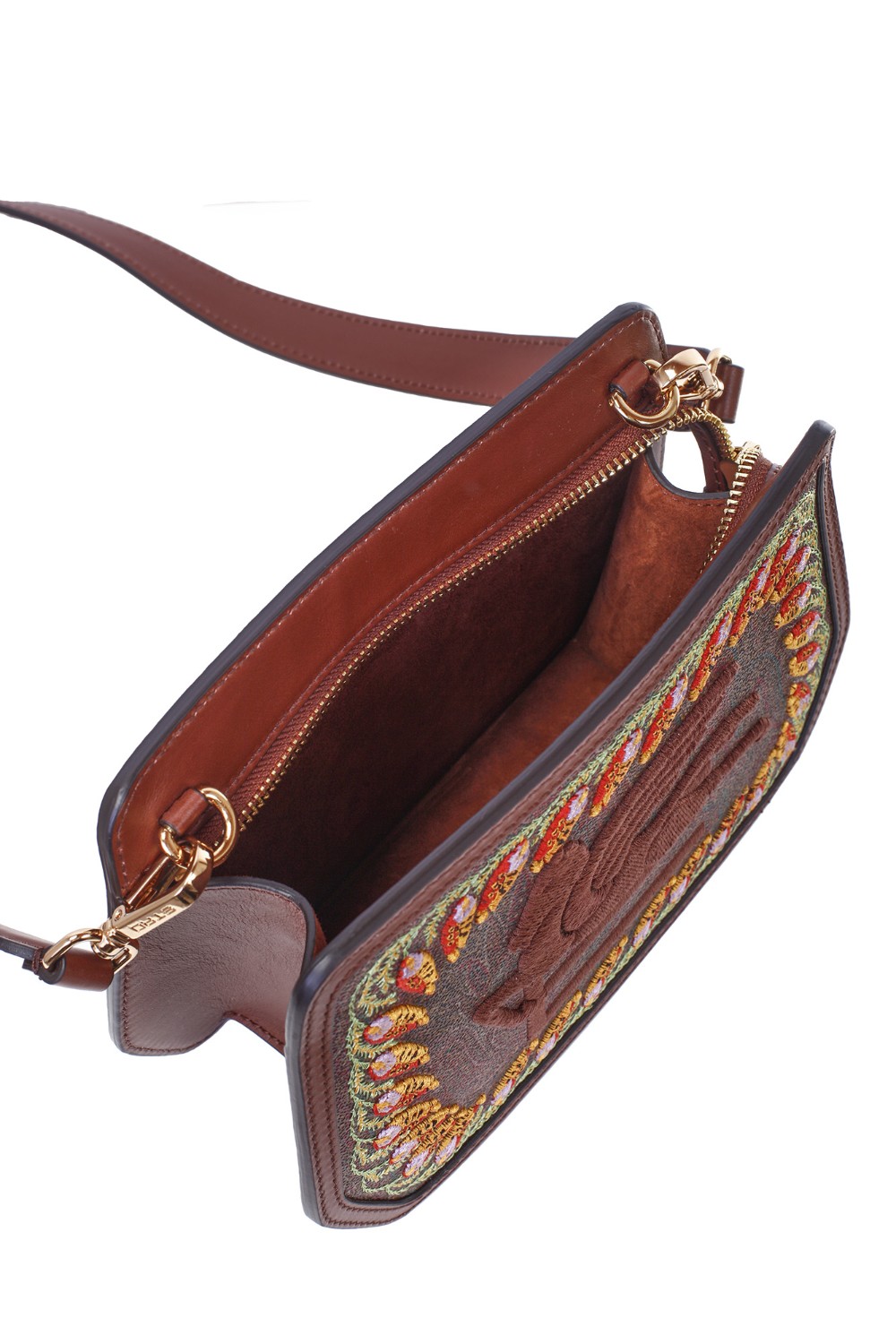 shop ETRO  Borsa: Etro borsa a tracolla ETRO Essential realizzata nell'iconico tessuto Paisley jacquard, decorata dal logo ETRO Pegaso ricamato dall'effetto tridimensionale e da una bordatura floreale. La borsa con spallaccio removibile è perfetta per essere indossata a spalla o tracolla.
Dimensioni: 22,5 x 15,5 x 8 cm.
Esterno: Tessuto Paisley: Fronte: 76% cotone, 24% poliestere; Retro: 100% cotone.
Spalmatura_ PVC.
Dettagli: 100% pelle di vitello.
Ricamo: 100% poliestere.
Interno: 100% pelle di agnello.
Chiusura con zip.
Spallaccio removibile e regolabile altezza (luce) 33 cm.
Accessori metallici con finitura oro.
Made in Italy.. 1P051 7115-0100 number 7788771